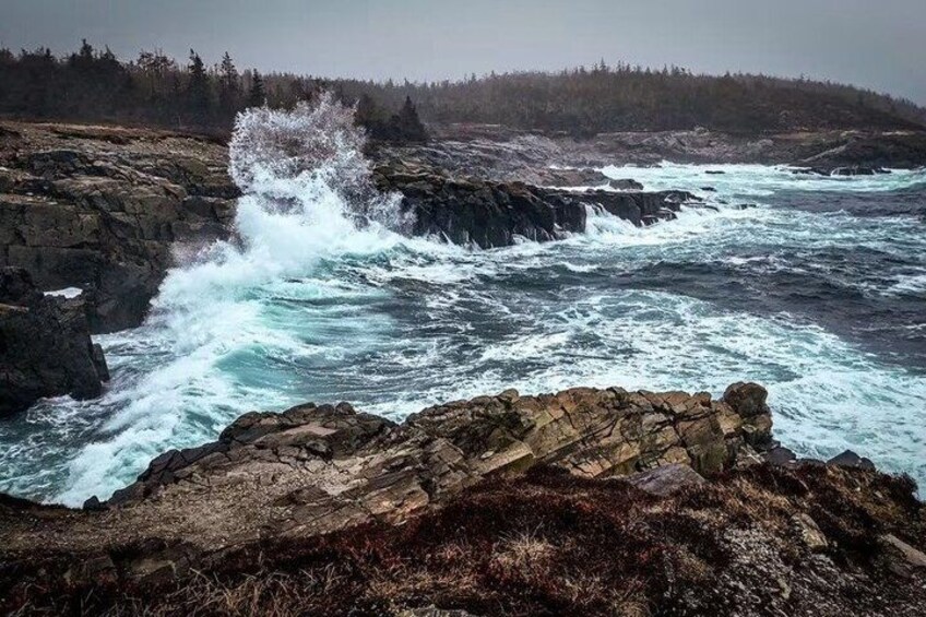 Una costa rocosa con olas oceánicas turbulentas chocando contra las rocas. 3