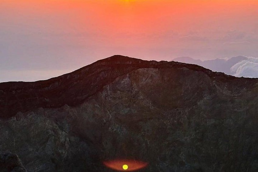 Une chaîne de montagnes au coucher du soleil. 4