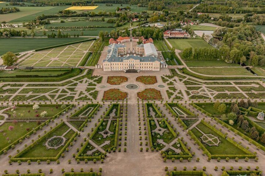 Un magnifique palais doté de jardins symétriques et d’une vaste pelouse centrale. 1