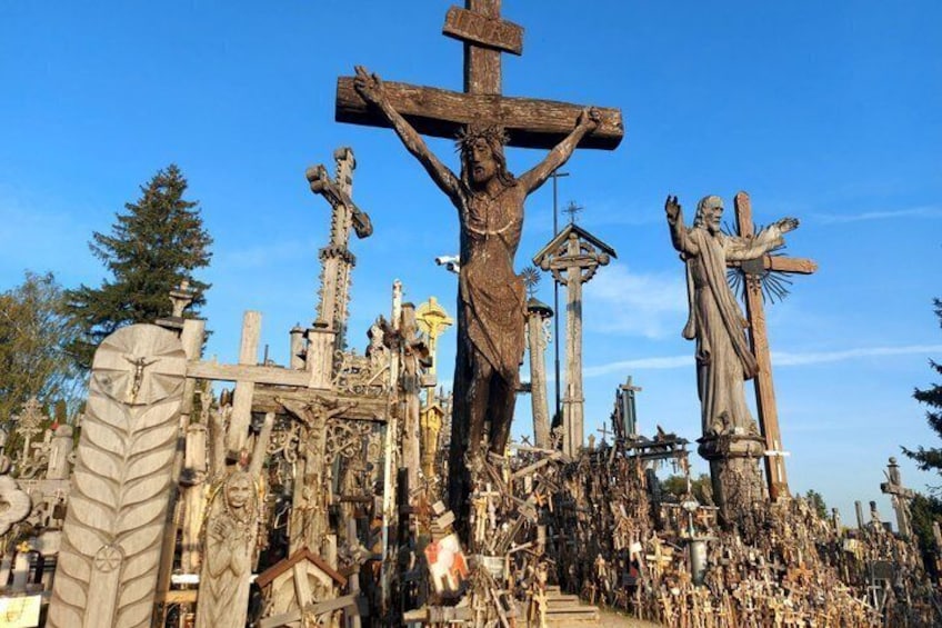 Un cimetière où l’on peut voir de nombreuses croix et statues en bois. 5