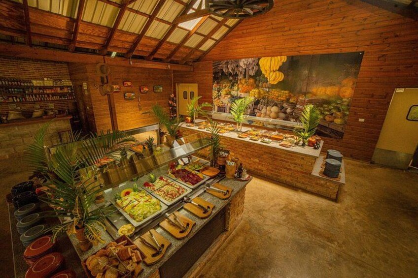 Un bufé con diversos alimentos, decoración de madera y un mural en la pared. 3