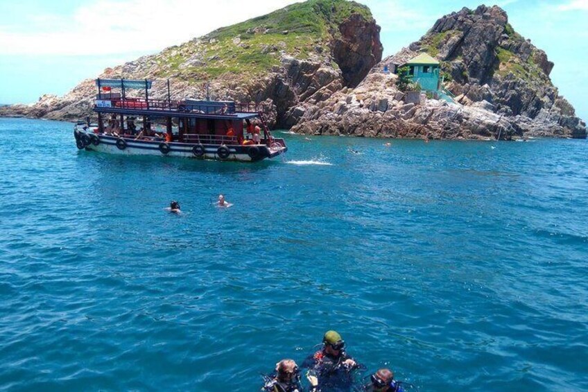 Una embarcación con gente en una isla rocosa rodeada de agua. 5