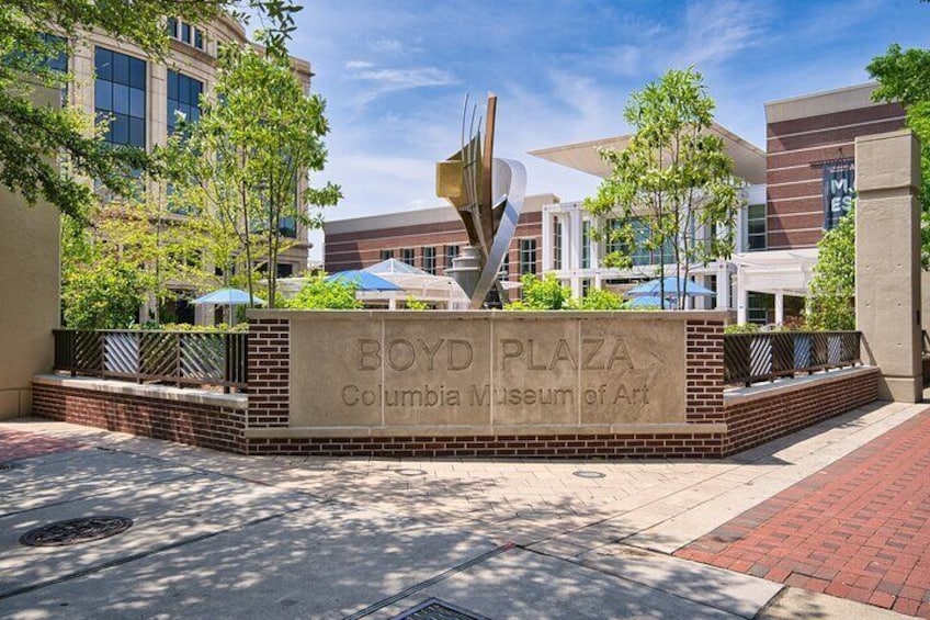 L’entrée du musée d’art de Columbia, située sur la place Boyd, est agrémentée d’une sculpture moderne et d’un chemin pavé de briques. 4