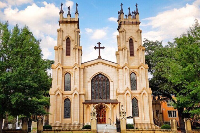 Une église dotée de deux tours, d’une croix centrale et d’une grande entrée en arc de cercle. 3