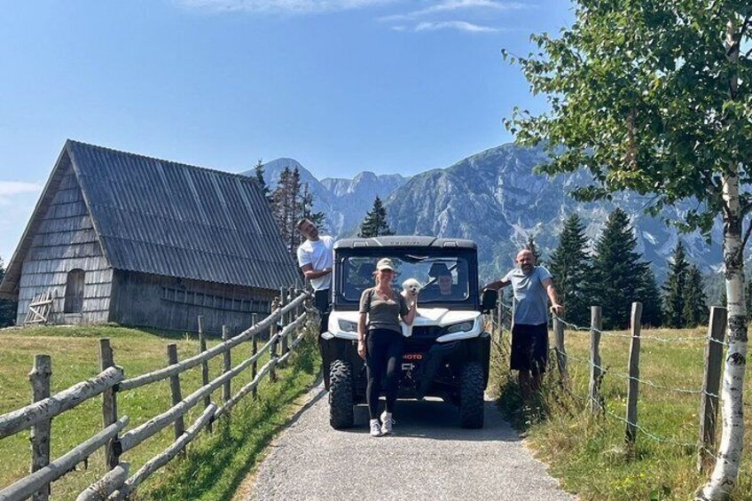 Ein Fahrzeug auf einer Landstraße mit einem Holzzaun und einem Berg im Hintergrund. 1