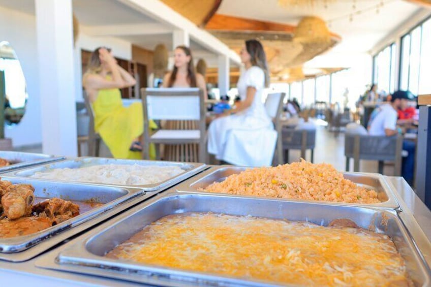 En buffet med flere retter, heriblandt ris og en gratin. 4