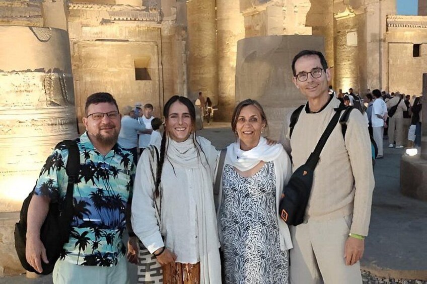 En grupp människor som står framför en byggnad med forntida egyptisk arkitektur. 3