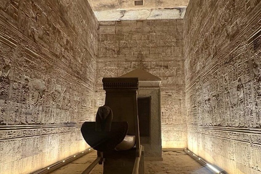 En forntida egyptisk korridor med hieroglyfer och en sarkofag. 4