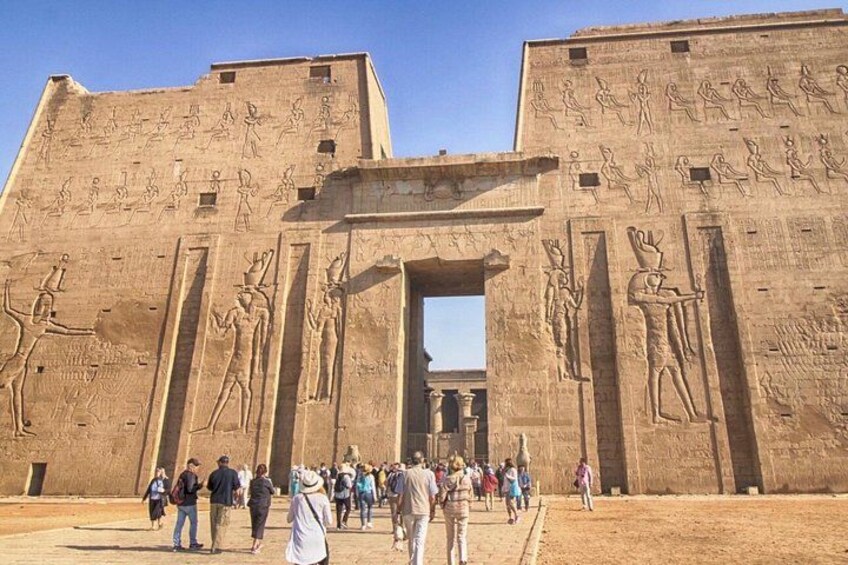 Un vaste temple de l’Égypte ancienne, orné d’hiéroglyphes et de statues. 2