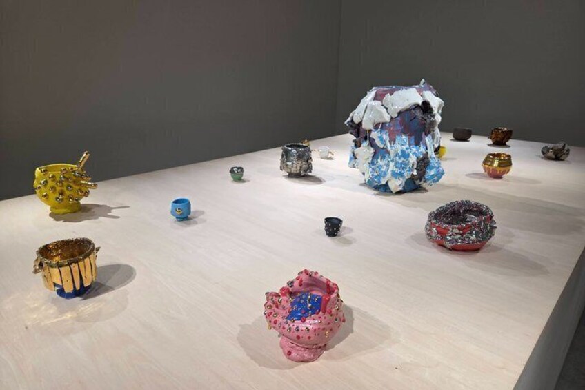 Un conjunto de cuencos de cerámica coloridos sobre una mesa de tonos claros. 3