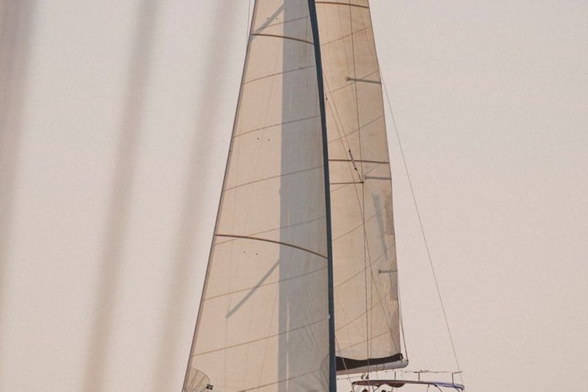 Een zeilschip met een beschadigd en versleten zeil. 2