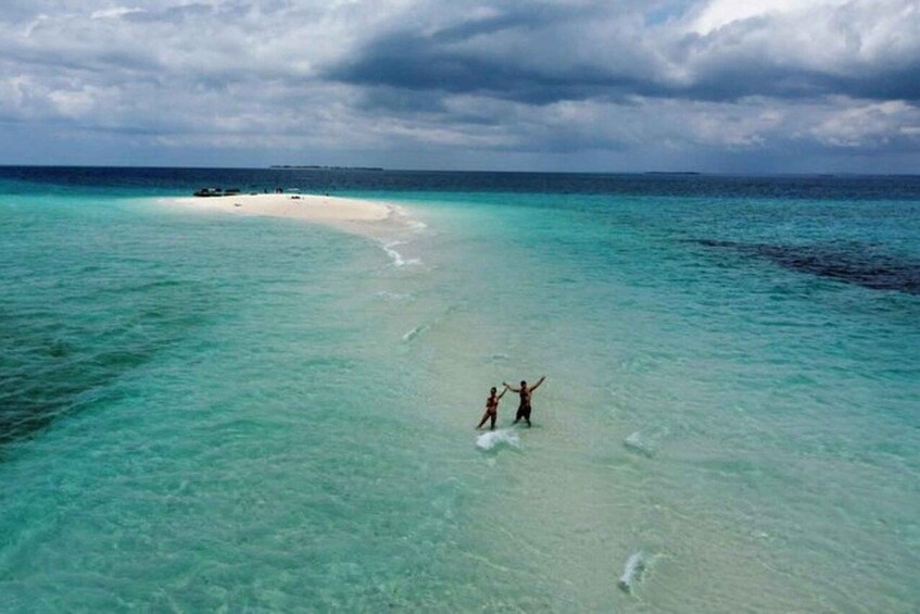 Una playa con agua turquesa cristalina y una orilla arenosa. 1
