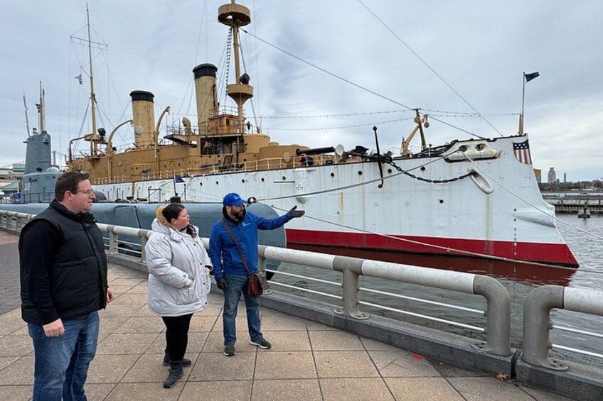 Un grand navire était amarré dans un port, et des personnes se tenaient sur le quai. 1