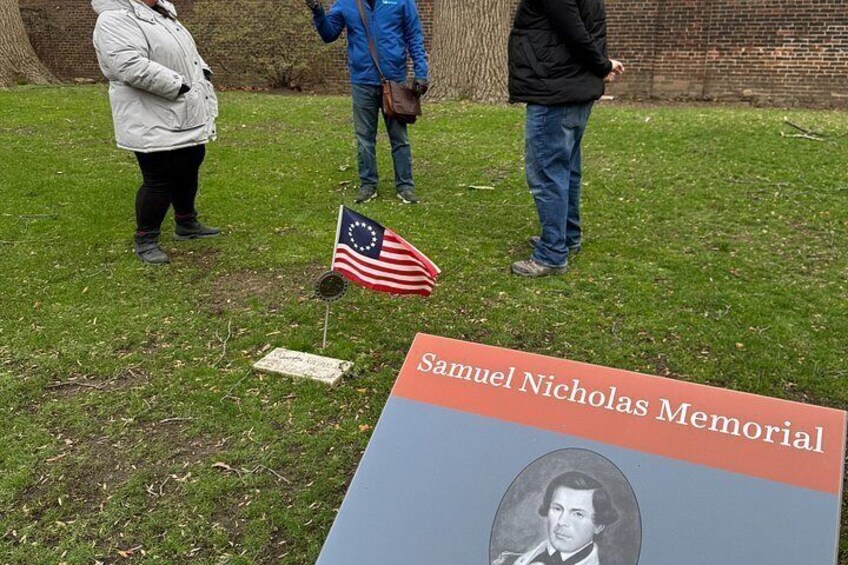 Una placa conmemorativa con un retrato y el nombre 'Samuel Nicholas Memorial'. 2