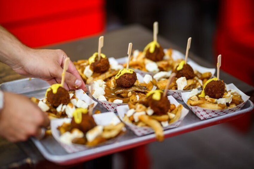 Un plateau de nourriture avec des boulettes de viande et des frites. 5