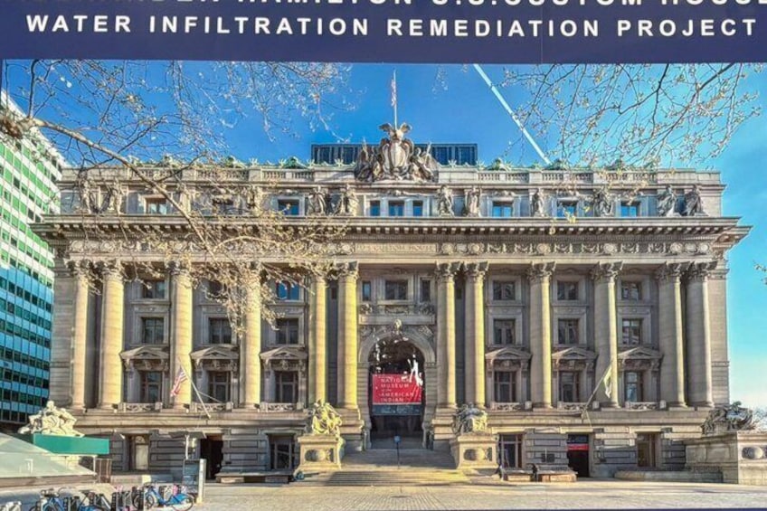 Un imposant bâtiment de style néoclassique, orné de colonnes et de statues, entouré d’arbres et surplombé d’un ciel bleu azur. 2