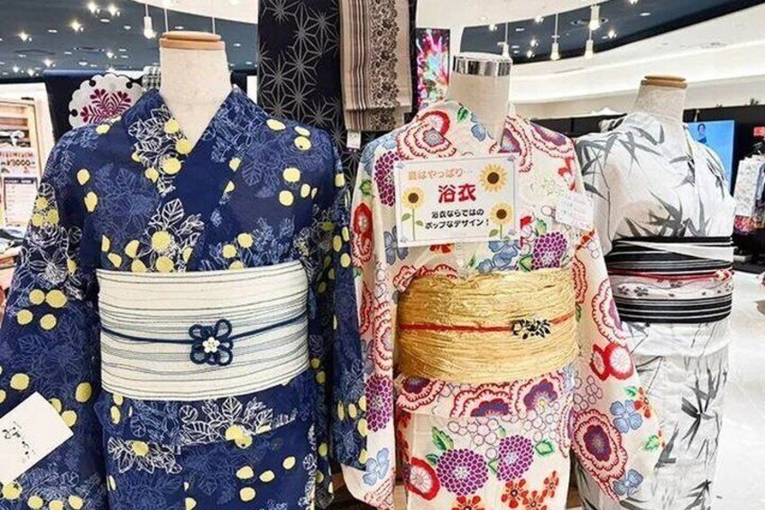 Drei Schaufensterpuppen, gekleidet in traditionelle japanische Kimonos mit floralen Mustern und Obi-Gürteln. 5