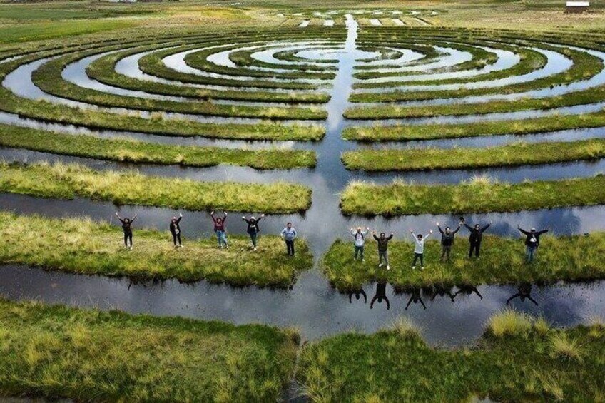 A circular water maze with people standing in the center. 5