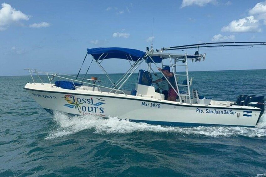 A boat named 'Dossi Tours' with the registration number 'Pto. SanJuanDelSur 1470' on the water. 5