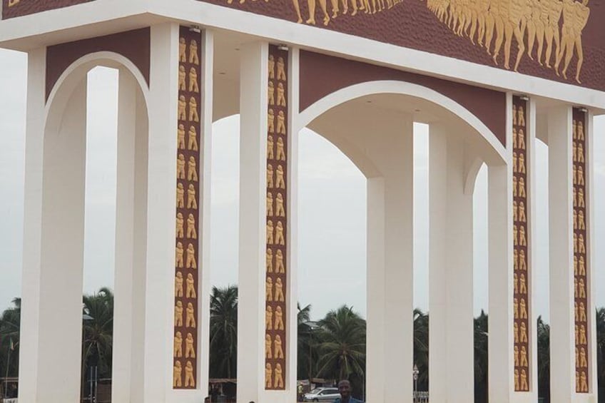 A structure with white columns and a patterned design on the columns. 1