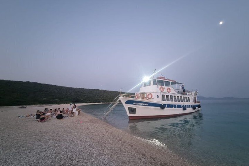 Sunset Cruise with Beach Dining and Stargazing Experience 5