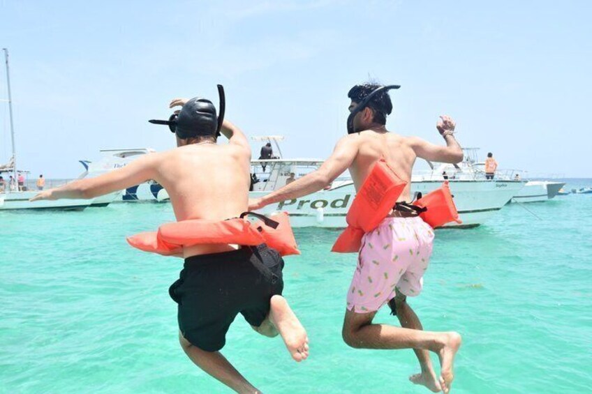 Private Yacht Tour with Open Bar Snorkeling and Natural Pool 2