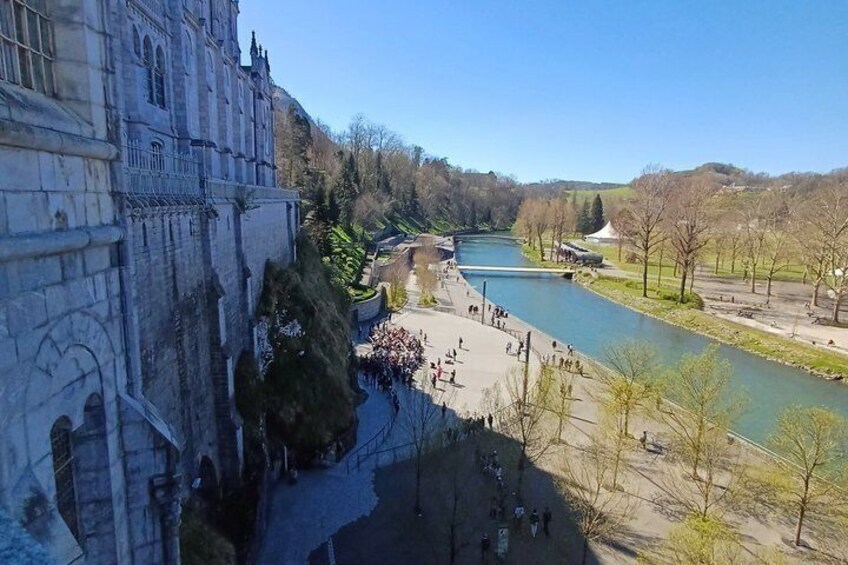 A river, a castle, and a bridge. 5
