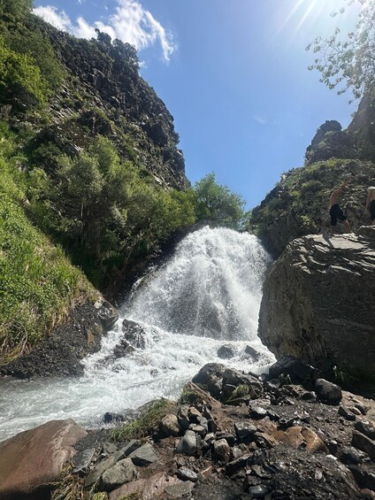 Une cascade d’eau se déversant sur des rochers dans une vallée verdoyante et luxuriante. 5