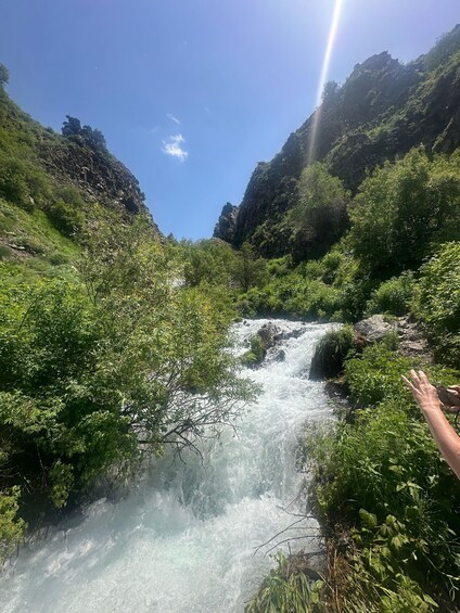 Une cascade entourée d’une végétation luxuriante et de falaises rocheuses. 2