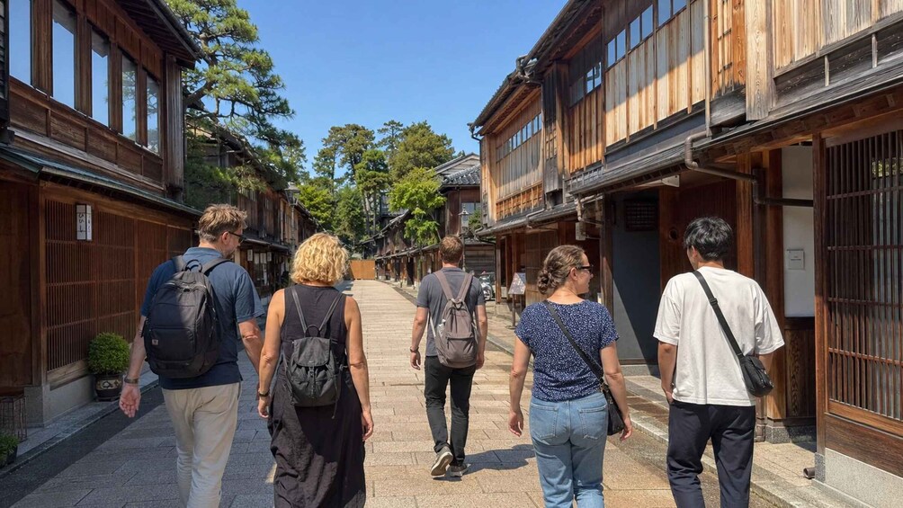 Kanazawa: Castle Town, Garden & Historic Tea District Walk 5