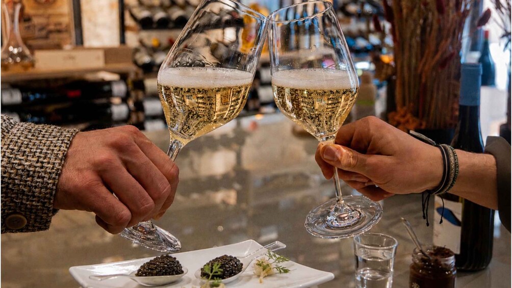 Deux personnes trinquant avec des coupes de champagne. 1