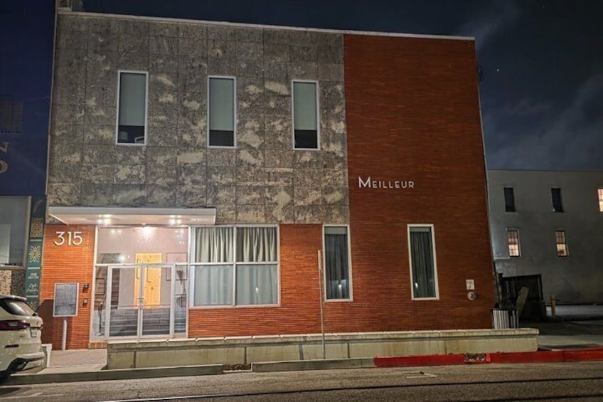 A modern building with the number 315 and the name 'Meilleur' on its facade. 2
