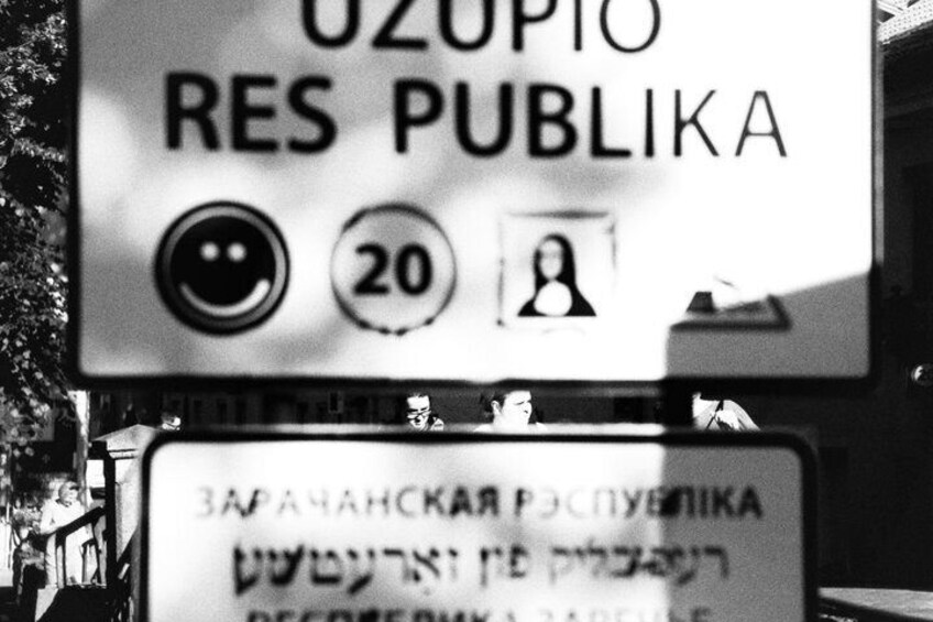 A sign with 'RES PUBLICA' and a speed limit of 20. 4