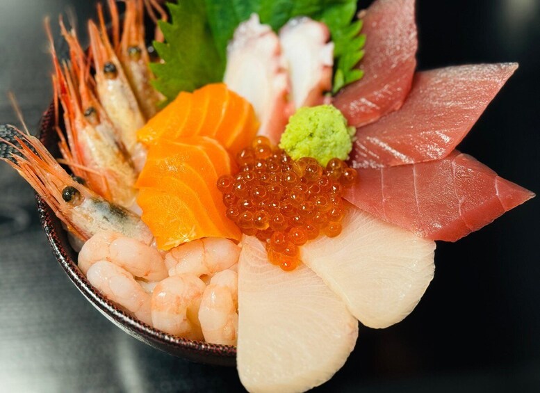 Un tazón de sashimi con camarones, salmón y caviar. 1