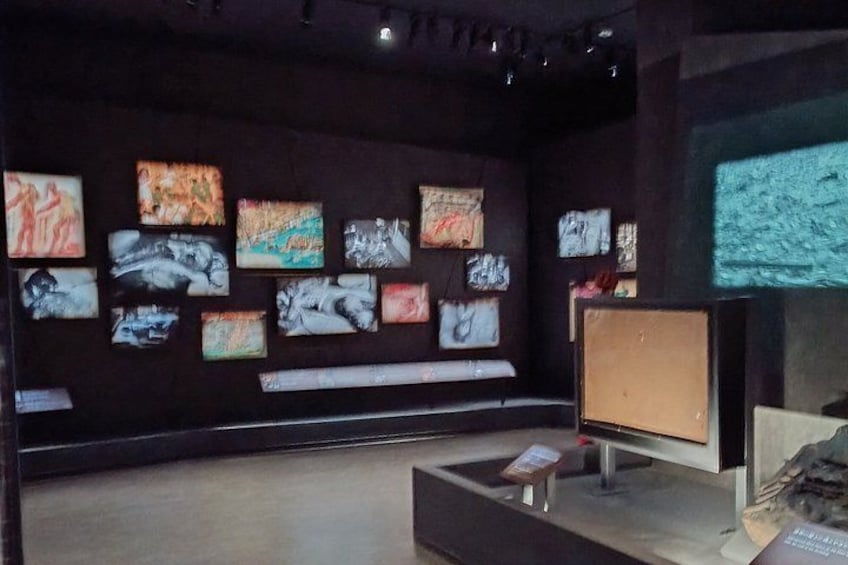 Une galerie où sont exposées différentes œuvres d’art sur les murs. 4