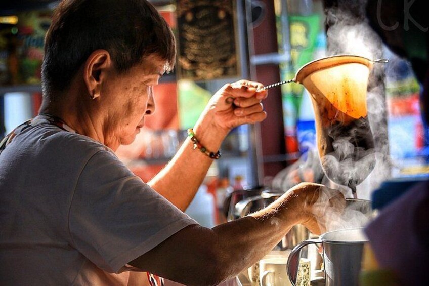 Una persona cucina mentre sale il vapore da una pentola. 4