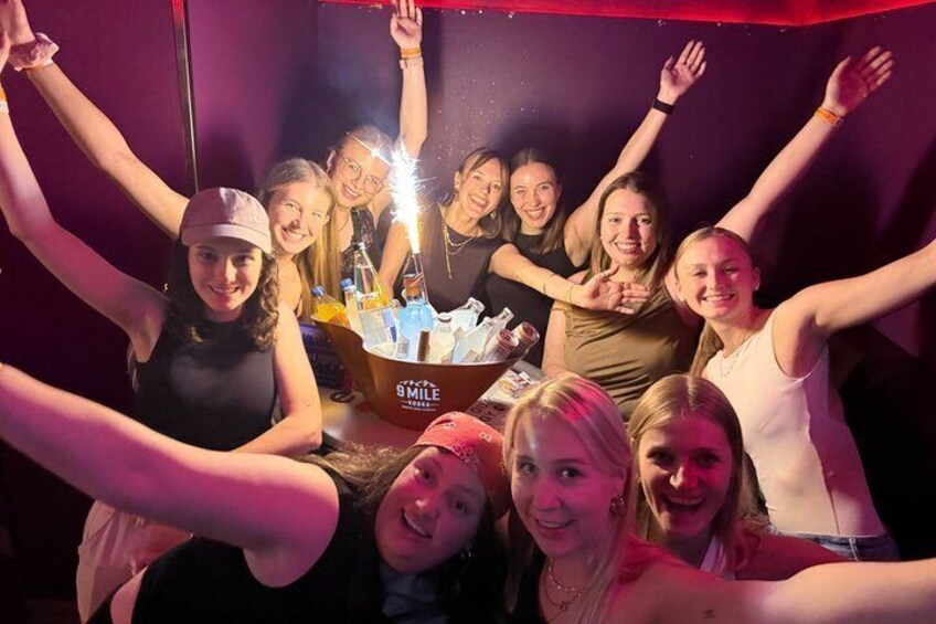 En grupp människor som firar med en födelsedagstårta och dryck. 1