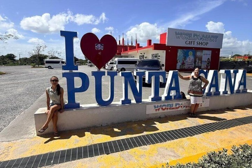A large sign with 'I ♥ PUNTA' and a WorldMart gift shop. 2
