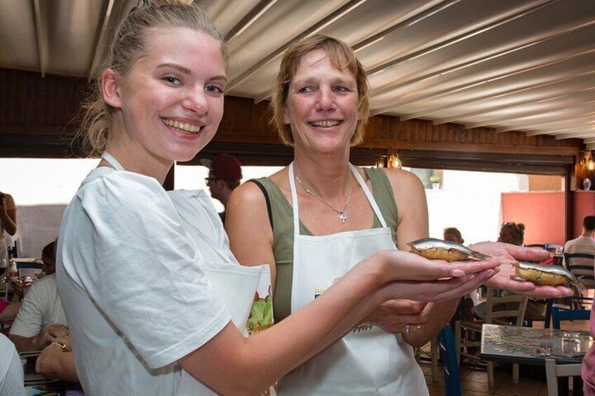 Two people holding food items in a restaurant setting. 2