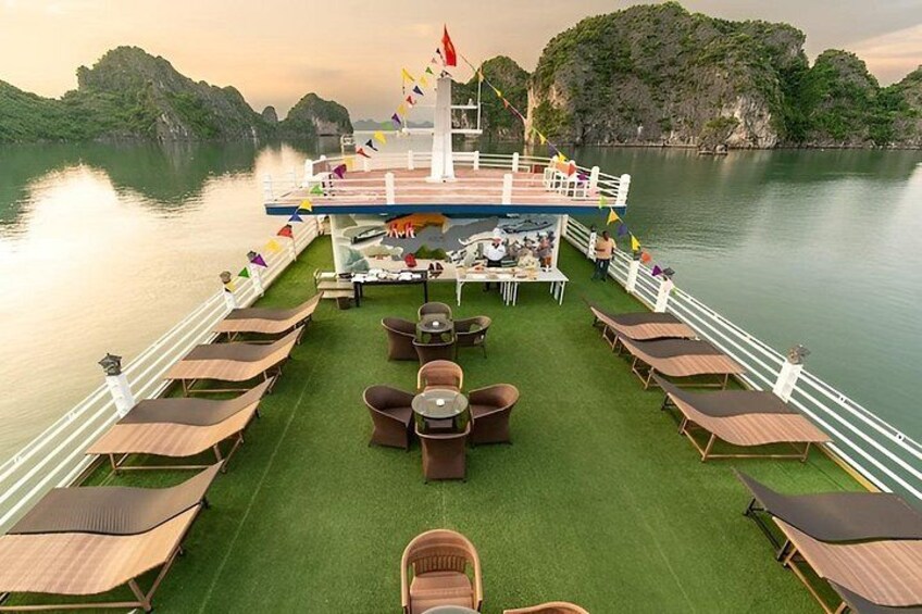Cubierta de crucero con asientos al aire libre y vistas al agua y la tierra circundantes. 5