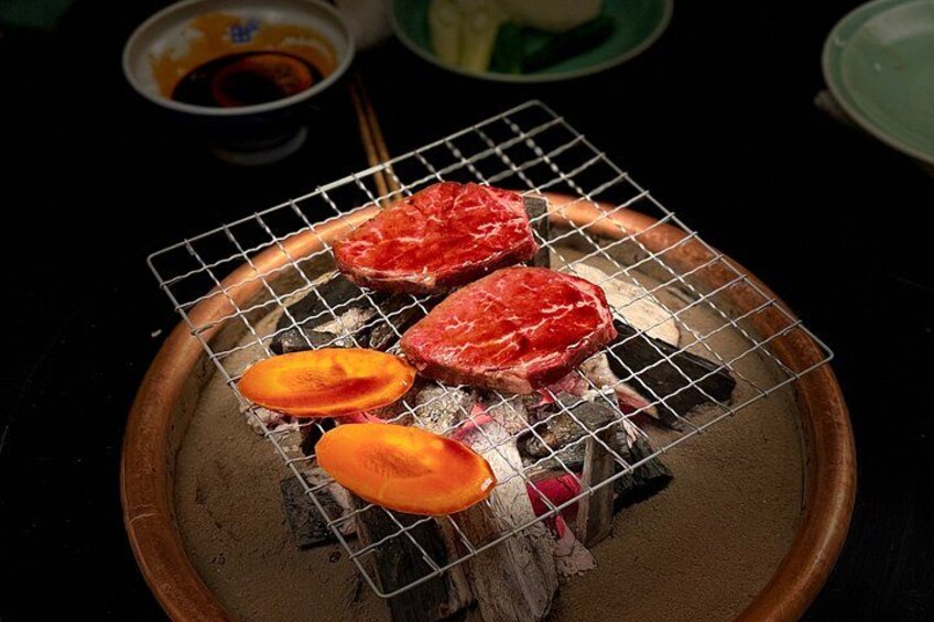 Una parrilla con dos porciones de carne y dos rebanadas de fruta. 5
