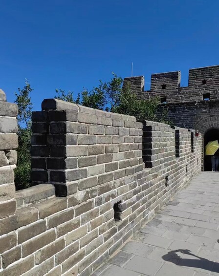 Kiinan suuren muurin osio, jossa on kivimuureja ja vartiotorneja. 2