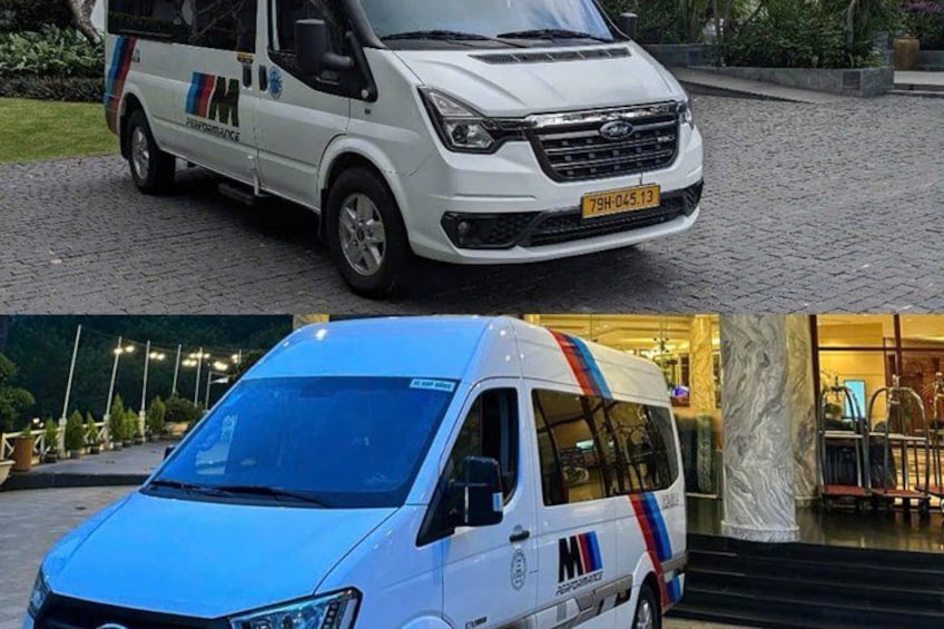 Ein weißer Van mit blau-rotem Streifen, der auf einem Kopfsteinpflasterweg geparkt ist. 2