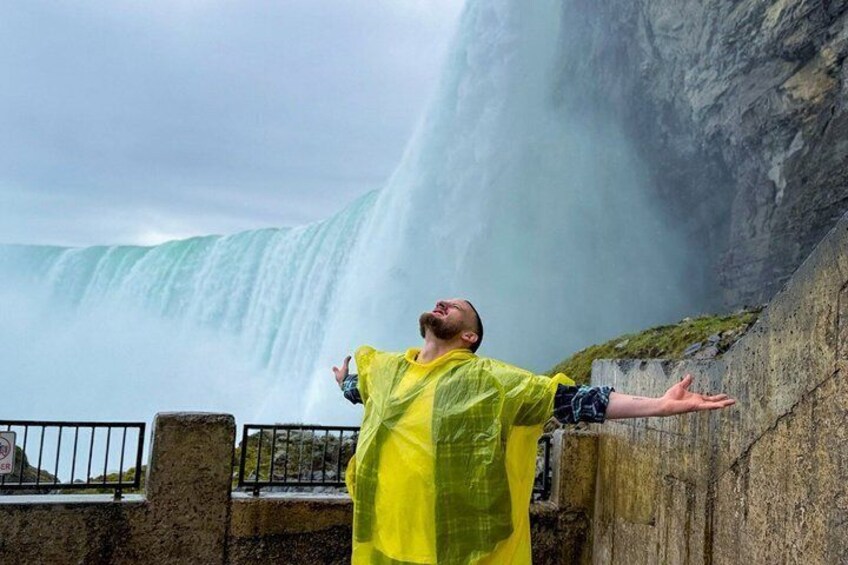 Best Tour in Niagara Falls Canada Behind Falls and Boat 1