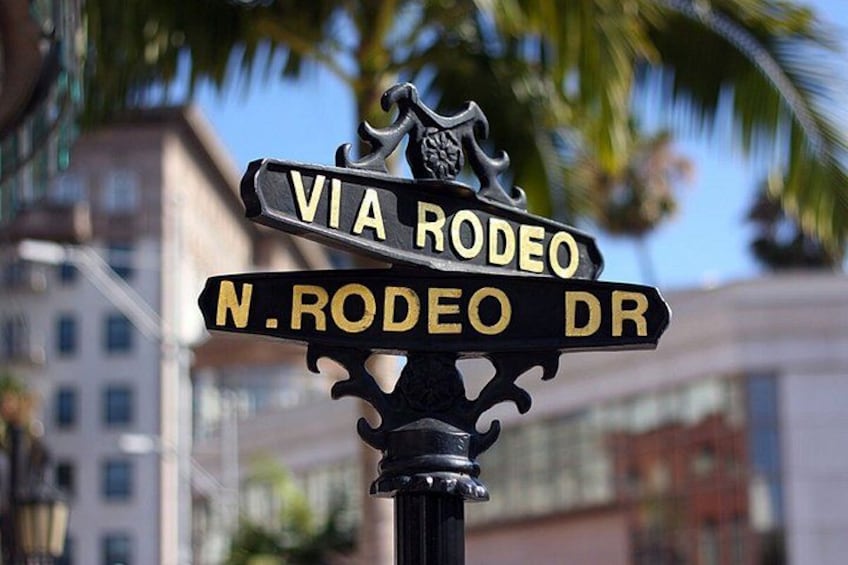 A street sign for Via Rodeo and N. Rodeo Dr. 5
