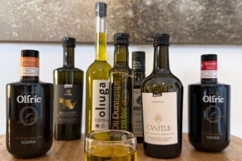 Una selezione di bottiglie di vino e un bicchiere su un tavolo di legno. 5