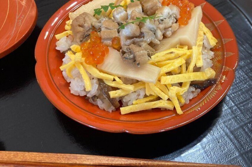 A plate of sushi with rice, fish, and roe. 4
