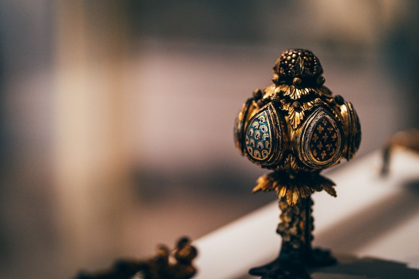 Un objet décoratif en laiton, orné de motifs complexes, qui pourrait être un article ancien. 3