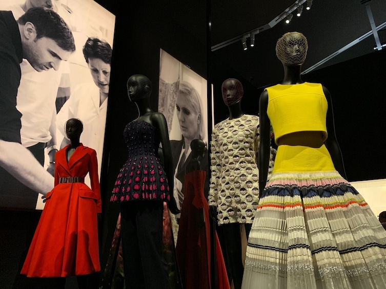 Des mannequins présentent différentes robes dans le cadre d’une exposition de mode. 4