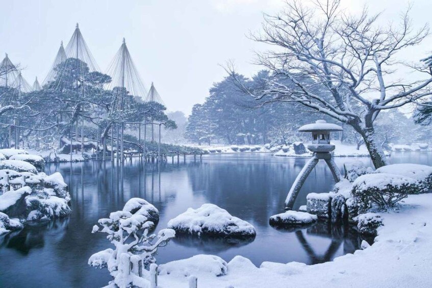Een vredig winterlandschap met een met sneeuw bedekte meer, een traditionele Japanse torii poort, en een pagode op de achtergrond. 3